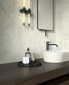 Faïence effet pierre brillante ou mate dans showroom carrelage Gervans